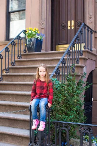 Little girl in historic district of West Village — Stock Photo, Image