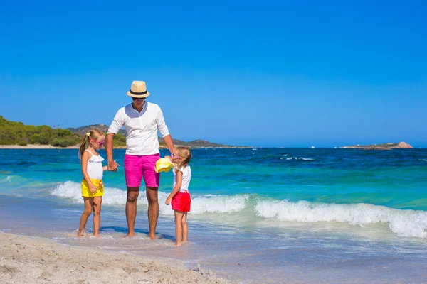 Little girls and happy dad having fun during tropical vacation — Stock Photo, Image