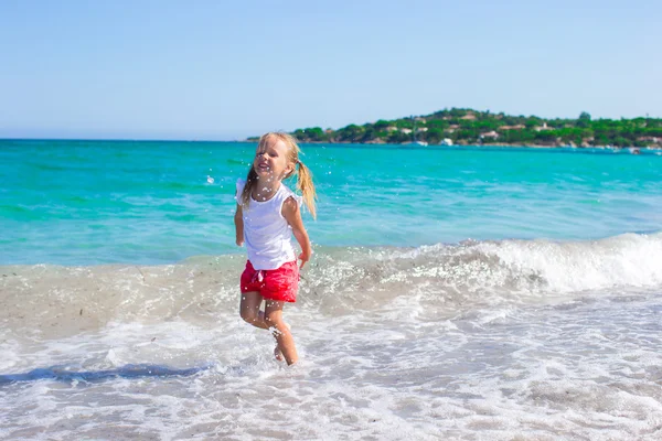 Urocze dziewczynki, zabawę podczas wakacji na tropikalnej plaży — Zdjęcie stockowe