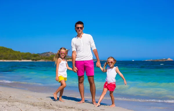 Malé dívky a šťastný tatínek baví během tropické dovolené — Stock fotografie