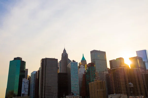 Prachtig uitzicht op New York vanaf Brooklyn Bridge bij zonsondergang — Stockfoto