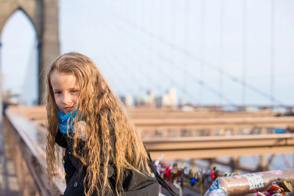 Adorable niña sentada en el puente de Brooklyn —  Fotos de Stock