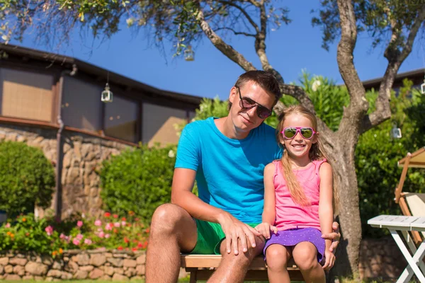 Padre e hija en vacaciones tropicales divertirse al aire libre — Foto de Stock