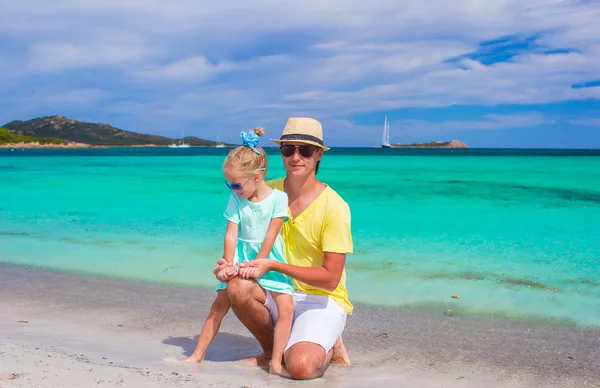 Папа с ребенком веселятся во время тропических каникул на пляже — стоковое фото