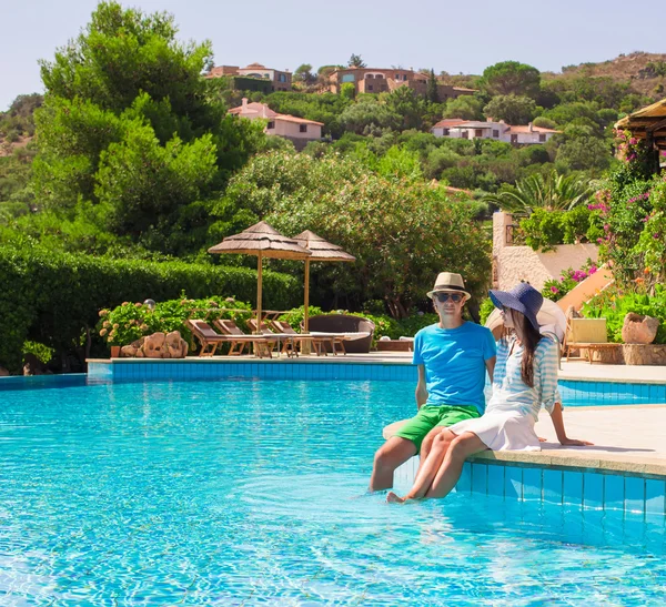 Jovem feliz casal romântico relaxante perto da piscina — Fotografia de Stock