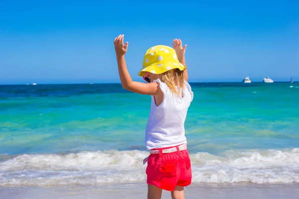 Entzückendes kleines Mädchen am weißen Strand während des Tropenurlaubs — Stockfoto