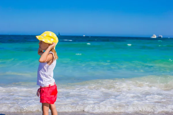 Menina adorável na praia branca durante as férias tropicais — Fotografia de Stock