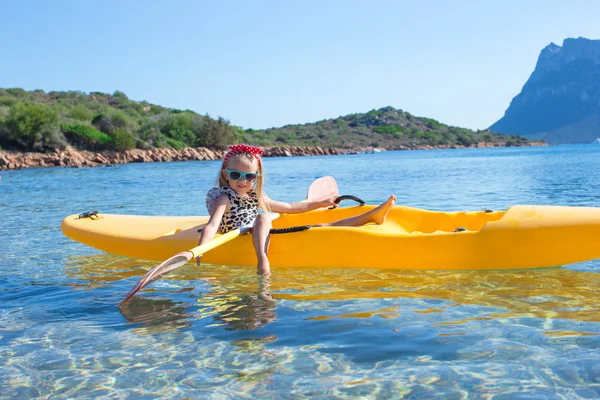 暑假期间，漂泊在蓝色大海中的可爱的快乐小女孩 — 图库照片