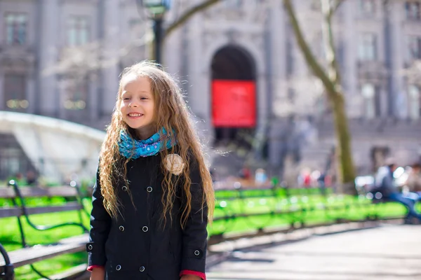Adorable niña se divierten en la ciudad de Nueva York —  Fotos de Stock