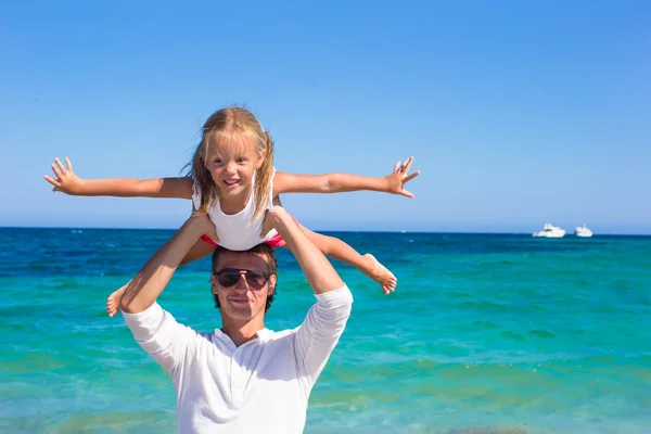 Little girl and dad have fun during tropical beach vacation — Stock Photo, Image