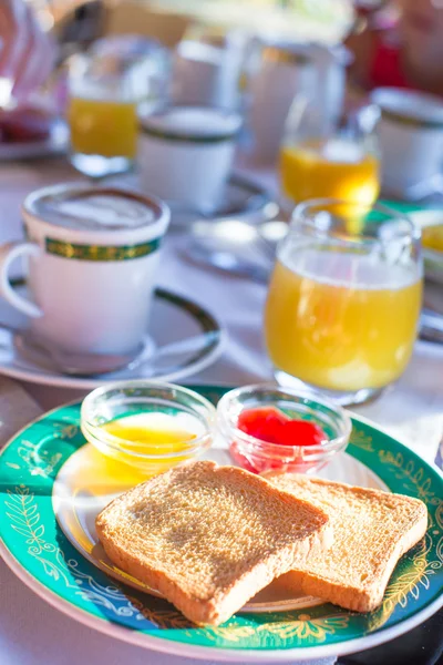 Zdrowe śniadanie w restauracji ośrodek odkryty — Zdjęcie stockowe