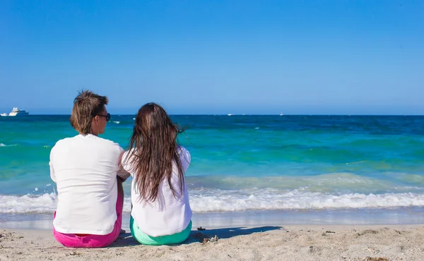 Šťastná rodina na bílé pláži během tropické dovolené — Stock fotografie