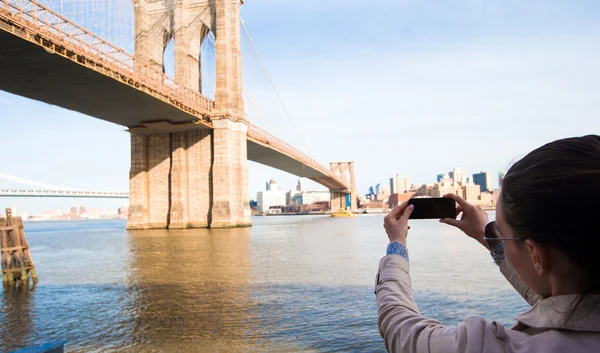 Young girl photographed the Brooklyn Bridge — Stockfoto