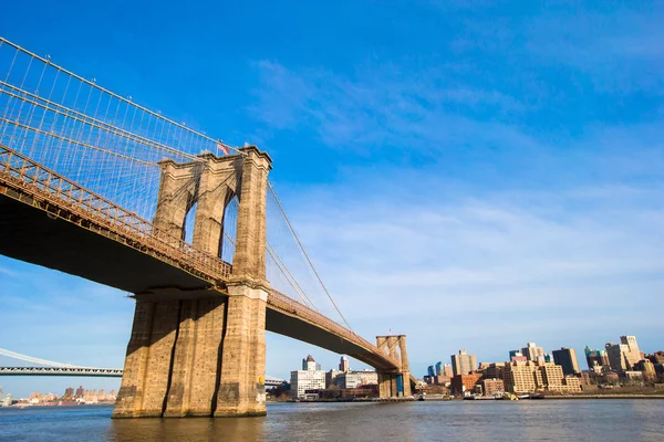 Brooklyn Köprüsü'nün Doğu Nehri üzerinden New York City'den izlendi. Siyah ve beyaz.