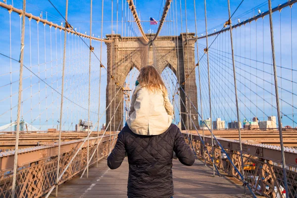 Dad and little girl on Brooklyn bridge, New York City, USA — Stock Photo, Image