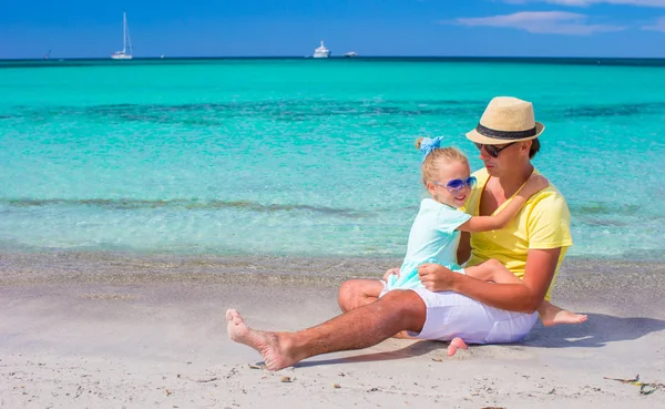 Tropikal plaj tatil sırasında eğlenmek çocuk ile baba — Stok fotoğraf