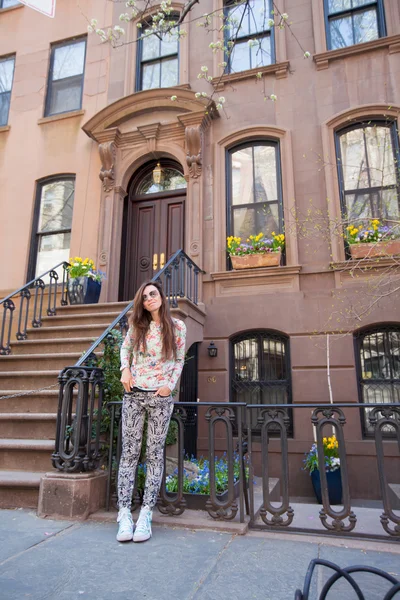 Young woman walking near old houses in historic district of West Village — Stock Photo, Image