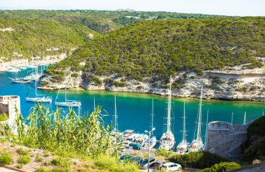 Bonifacio Corsica'deki / daki limanda güzel görünümü