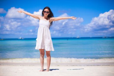 Plaj tropikal tatil sırasında mutlu güzel kız