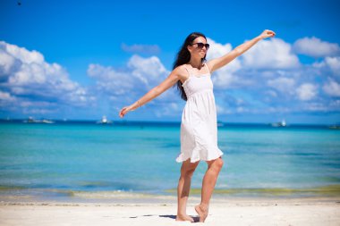 Plaj tropikal tatil sırasında mutlu güzel kız