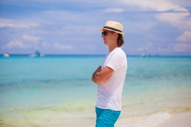 Yakışıklı genç casual beyaz üst arka plan beyaz Beach