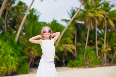 Sevimli küçük kız plaj tatil sırasında