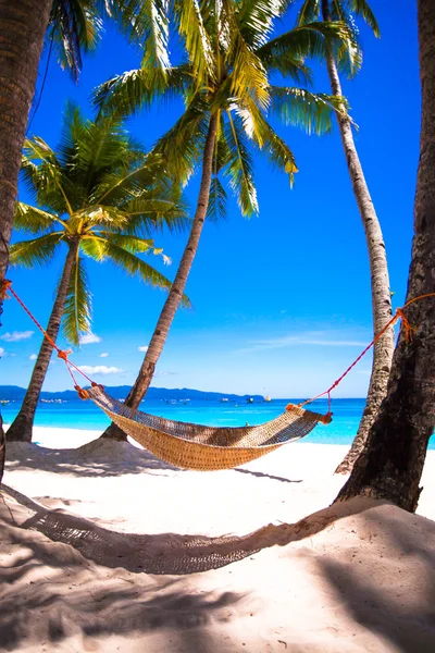 Hamaca de paja en la playa tropical de arena blanca — Foto de Stock