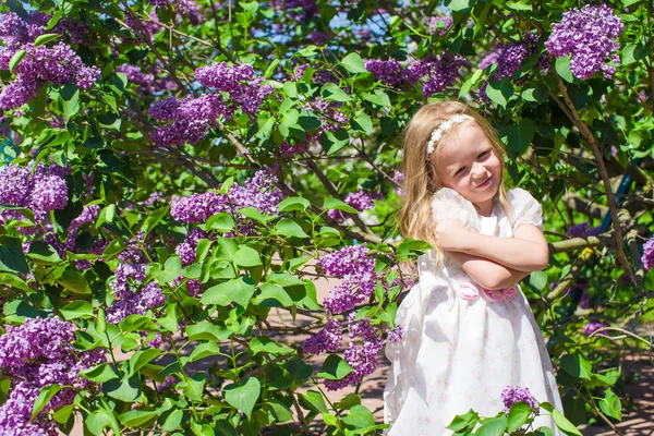 Piccola ragazza adorabile godendo bella giornata in giardino fiorito — Foto Stock