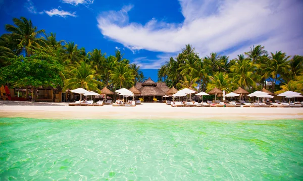 Tropicale spiaggia bianca soleggiata in un bellissimo resort di lusso esotico — Foto Stock