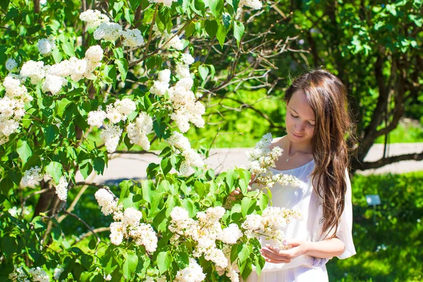 年轻漂亮的女人，在郁郁葱葱的花园 — 图库照片
