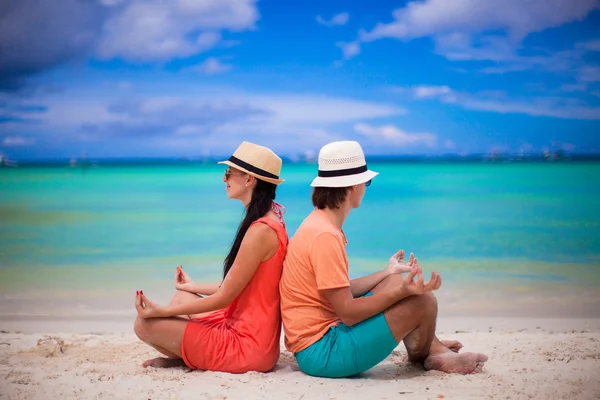 Coppia giovane sulla spiaggia tropicale — Foto Stock