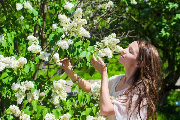 Joven hermosa mujer en el exuberante jardín —  Fotos de Stock