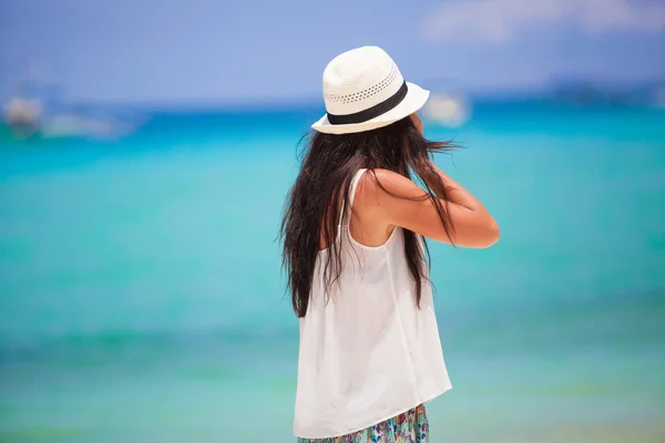 Happy krásná dívka během tropickou dovolenou na pláži — Stock fotografie