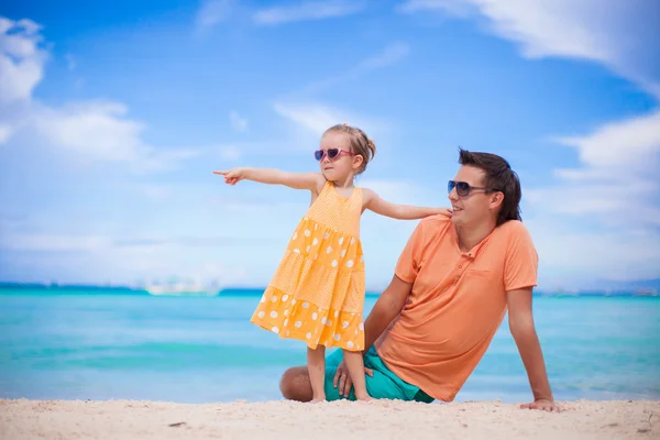 Padre e hija pequeña en la playa blanca — Foto de Stock