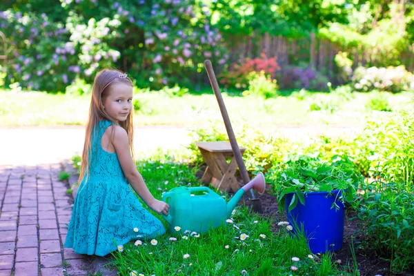 Adorabile bambina con annaffiatoio all'aperto — Foto Stock