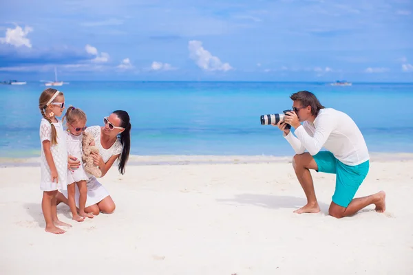 Bonne famille pendant les vacances d'été à la plage — Photo