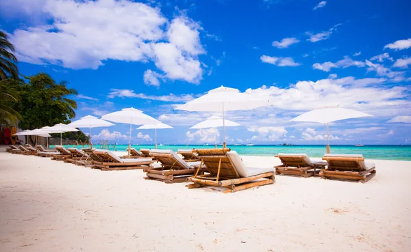 Chaises de plage en bois pour des vacances sur la plage tropicale — Photo