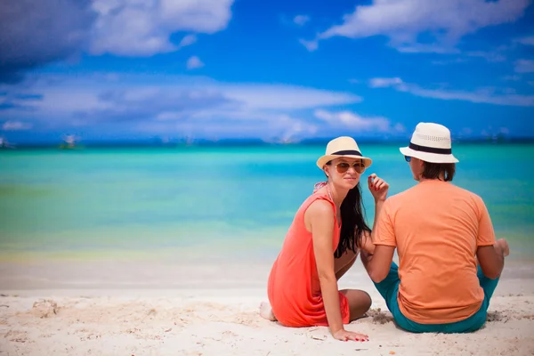 Jeune couple sur la plage tropicale — Photo