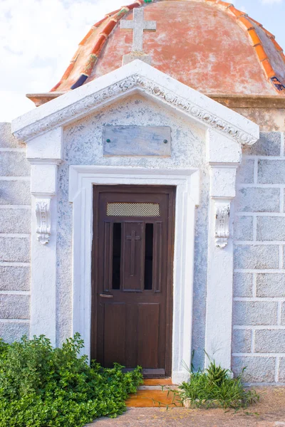 Antike türen auf dem traditionellen friedhof in bonifacio, korsika — Stockfoto