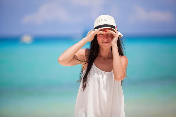 Feliz chica hermosa durante las vacaciones tropicales de playa —  Fotos de Stock