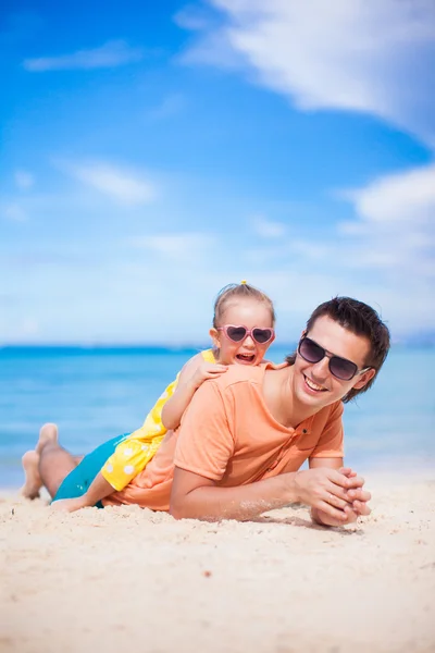 Szczęśliwy ojciec i urocze córeczki na plaży — Zdjęcie stockowe