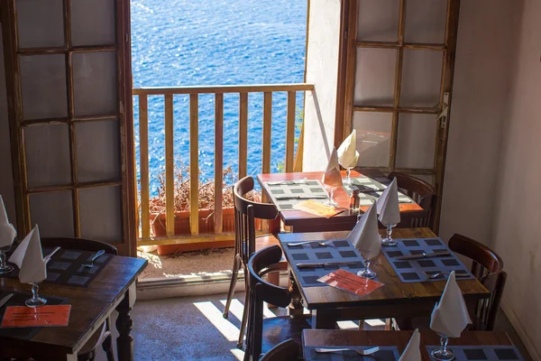 Сервированный стол в кафе на открытом воздухе с прекрасным видом — стоковое фото