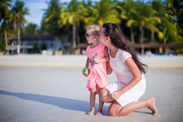 Moeder en schattig meisje tijdens strandvakantie — Stockfoto