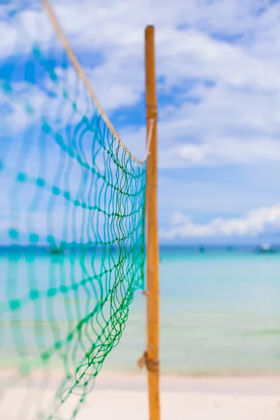 Rete da basket sulla spiaggia tropicale bianca — Foto Stock