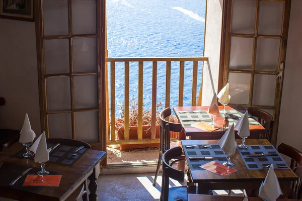 Mesa servida en la cafetería al aire libre con vista perfecta — Foto de Stock