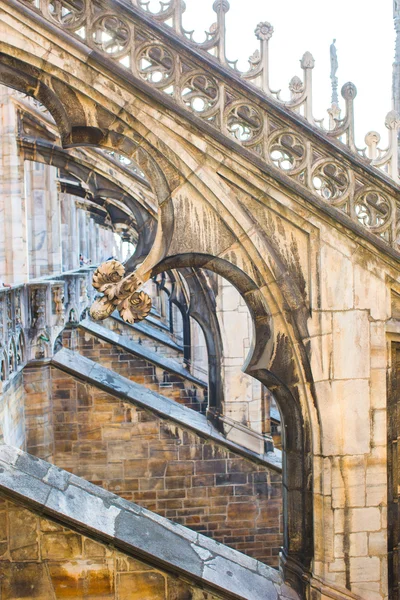 Acoperișul catedralei Duomo, Milano, Italia — Fotografie, imagine de stoc