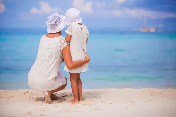 Adorable niña y madre feliz en vacaciones de verano — Foto de Stock