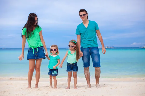 Familia feliz durante las vacaciones de verano en la playa — Foto de Stock