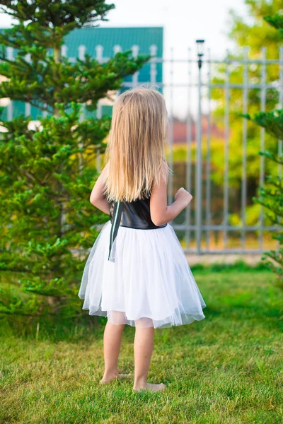 Adorable petite fille heureuse en plein air à l'heure d'été — Photo