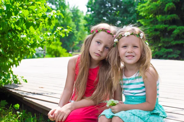 Gelukkig schattige kleine meisjes genieten van warme zomerdag — Stockfoto